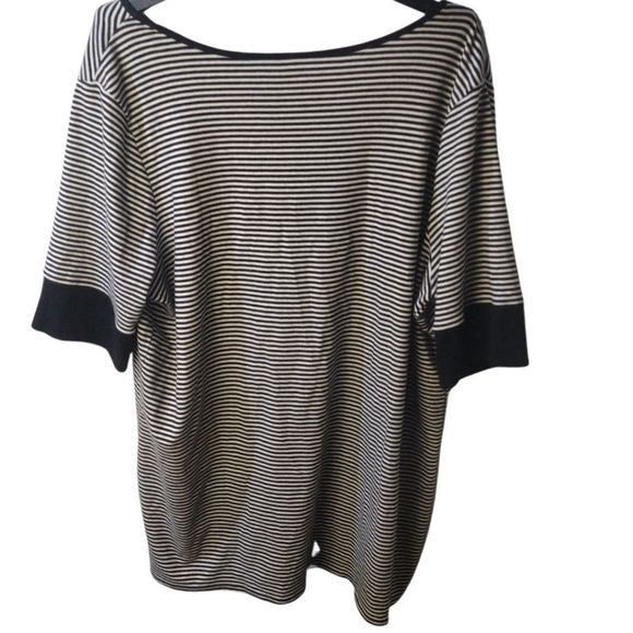Venezia Soft Striped V-Neck with Button Accent Like New Black & White Size 22/24 - Picture 3 of 7